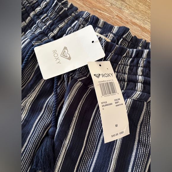 Roxy Oceanside Yarn Dyed Navy and White Striped Shorts, Size Medium NWT - Picture 6 of 10